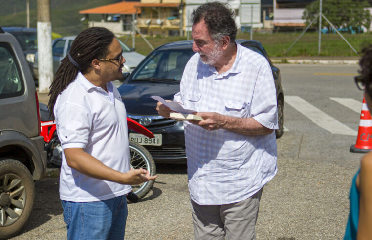 TAEs da UFOP entregam carta de apoio à greve  ao deputado federal Patrus Ananias